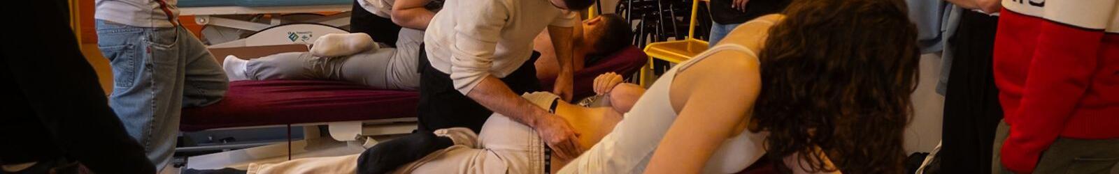 manipulation en ostéopathie par un formateur Ostéobio école d'ostéopathie à Paris - Ostéobio