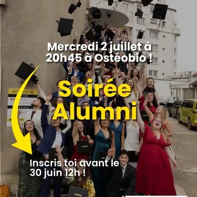 Photo où les étudiants en fond contents d'avoir réussi leur diplôme. 