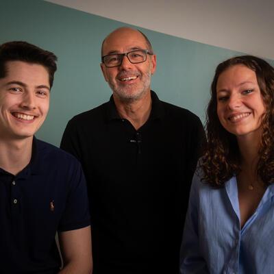 étudiant.e.s et professeur d'Ostéobio souriant