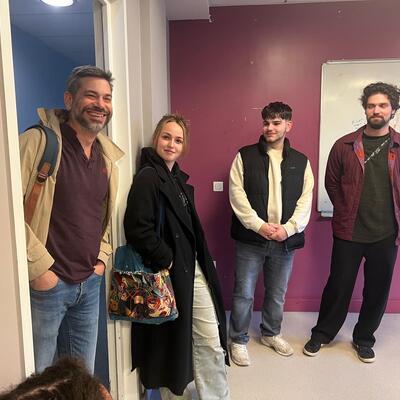 Discussion entre étudiant.es et professeurs sur le campus Ostéobio