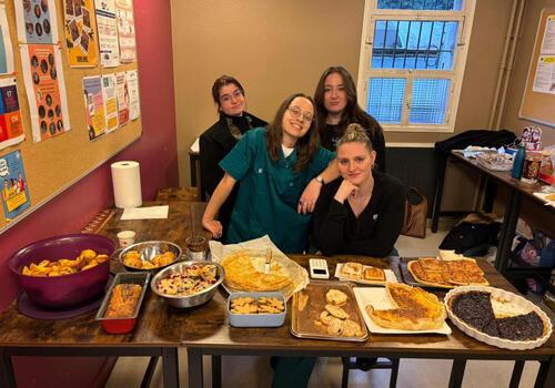 Bénévoles d'Echosteo vendant des gâteaux 