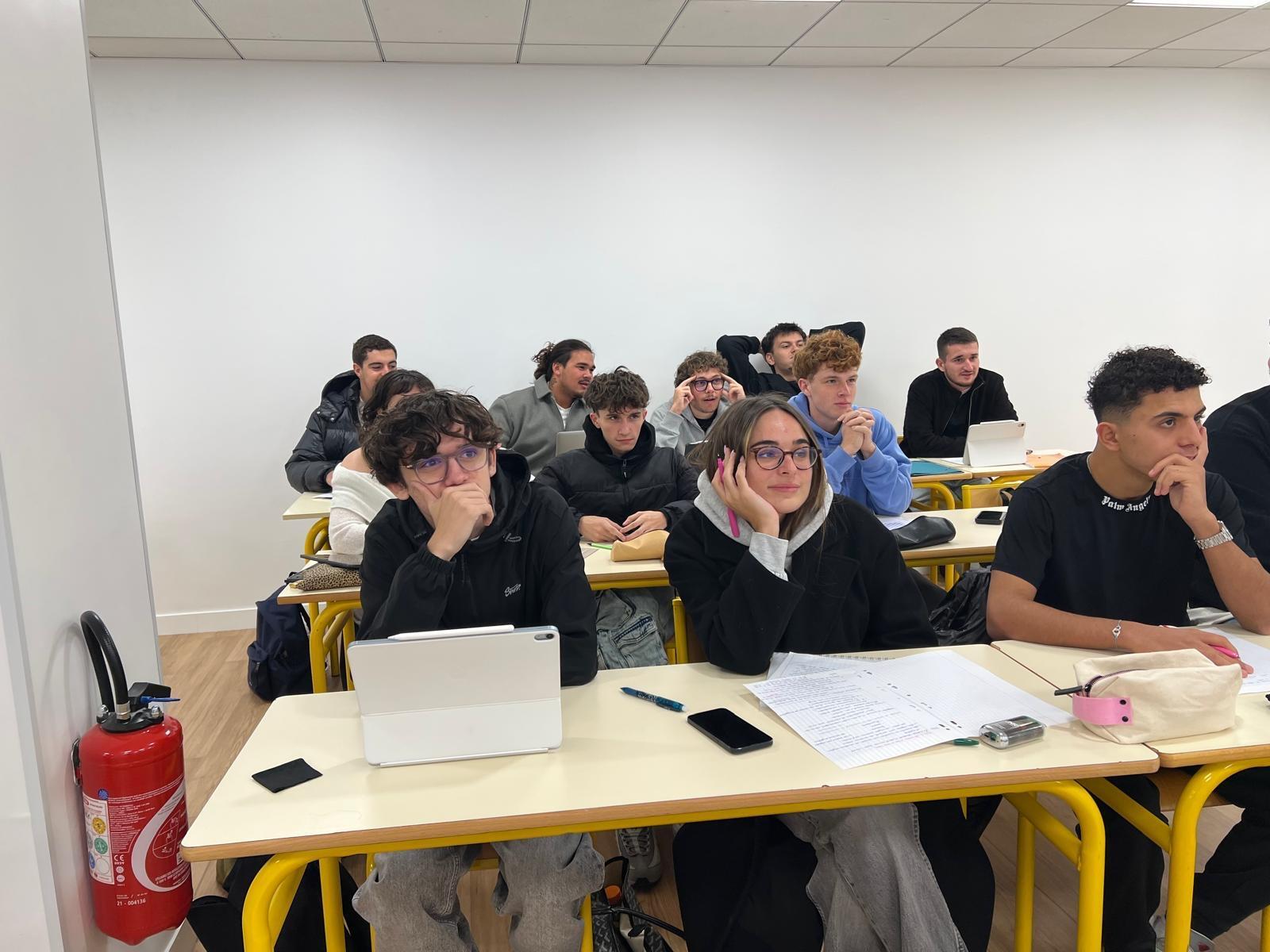 étudiant.e.s Ostéobio assis à leurs bureaux en train de travailler 